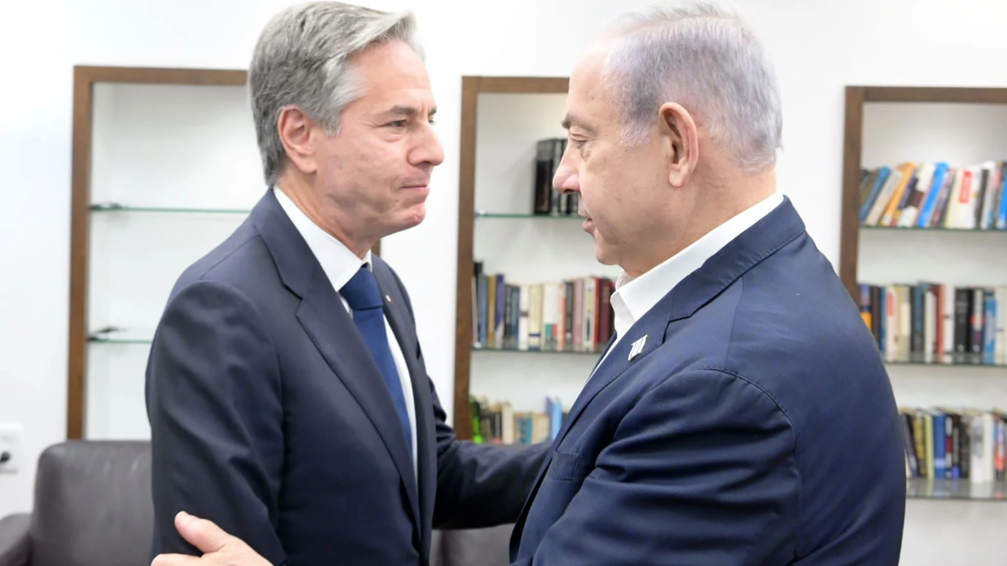 El primer Ministro israelí, Benjamín Netanyahu, y el secretario de Estado estadounidense, Antony Blinken, durante una reunión en Tel Aviv.