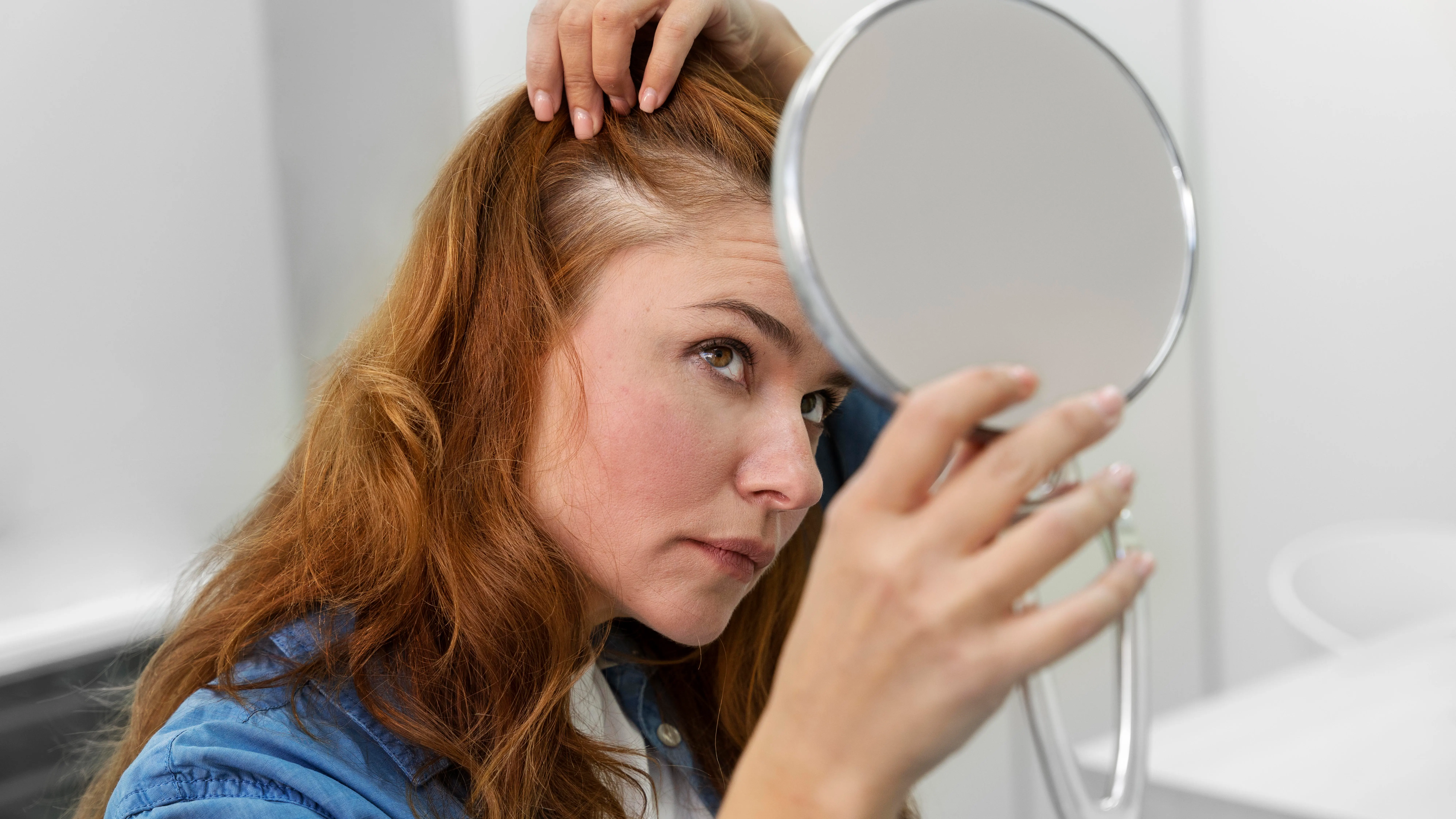 Sí, es normal que el pelo se caiga en otoño: este es el único motivo por el que debes preocuparse y acudir a un profesional