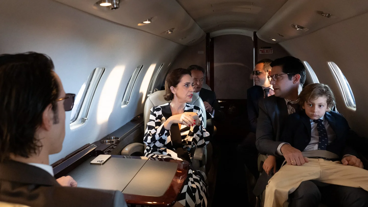 Los protagonistas de 'Galgos' en una escena en la que parte de la familia Somarriba viaja en avión privado. Los protagonistas de 'Galgos' en una escena en la que parte de la familia Somarriba viaja en avión privado.