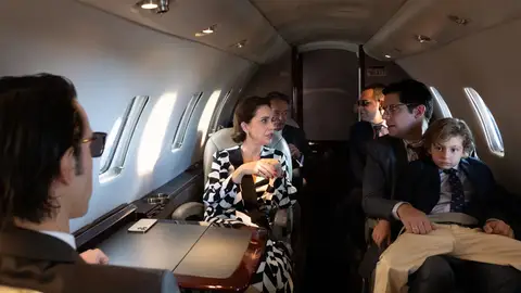 Los protagonistas de 'Galgos' en una escena en la que parte de la familia Somarriba viaja en avión privado.