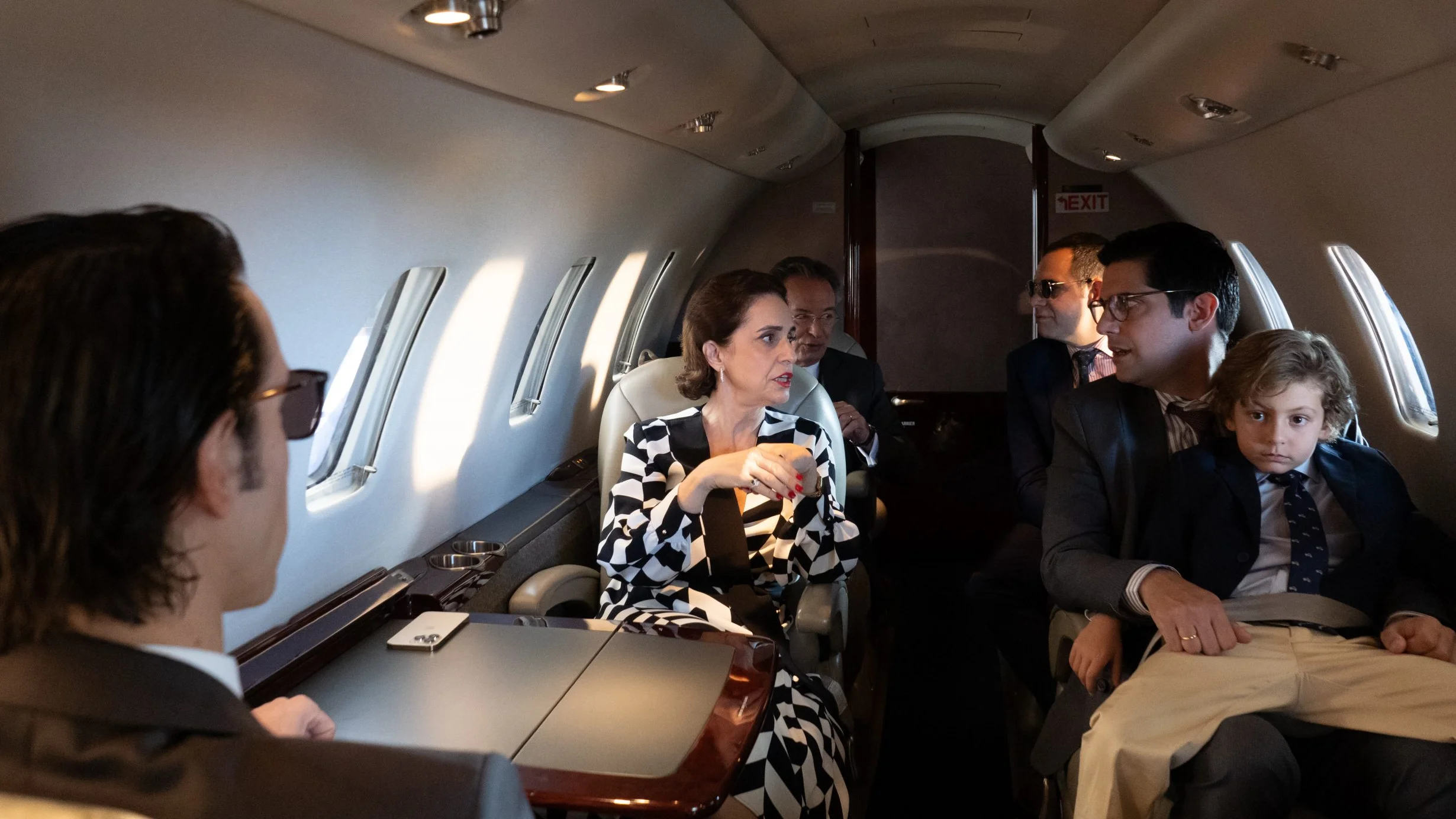 Los protagonistas de 'Galgos' en una escena en la que parte de la familia Somarriba viaja en avión privado.