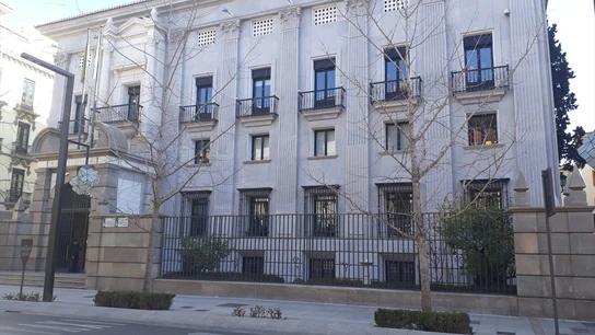 La Fiscalía de Menores investiga la paliza de dos jóvenes a un alumno de Alhama de Granada que permanece en la UCI. La Fiscalía de Menores investiga la paliza de dos jóvenes a un alumno de Alhama de Granada que permanece en la UCI.