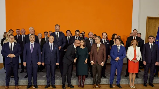 La ministra de Asuntos Exteriores alemana, Annalena Baerbock, recibe un beso del ministro de Asuntos Exteriores de Croacia La ministra de Asuntos Exteriores alemana, Annalena Baerbock, recibe un beso del ministro de Asuntos Exteriores de Croacia