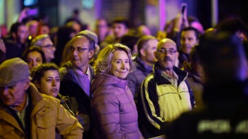 Cientos de personas se concentran en la calle Ferraz contra la amnistía al grito de "Puigdemont a prisión"