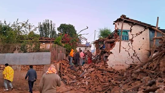 Al menos 132 muertos y 185 heridos tras un terremoto de magnitud 6,4 en Nepal. Al menos 132 muertos y 185 heridos tras un terremoto de magnitud 6,4 en Nepal.