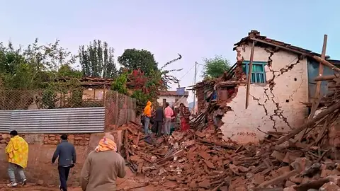 Al menos 132 muertos y 185 heridos tras un terremoto de magnitud 6,4 en Nepal.