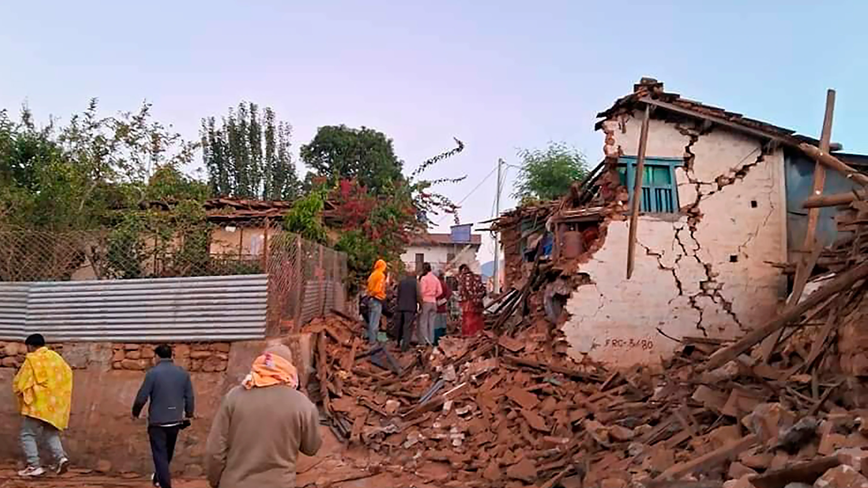 Al menos 132 muertos y 185 heridos tras un terremoto de magnitud 6,4 en Nepal.