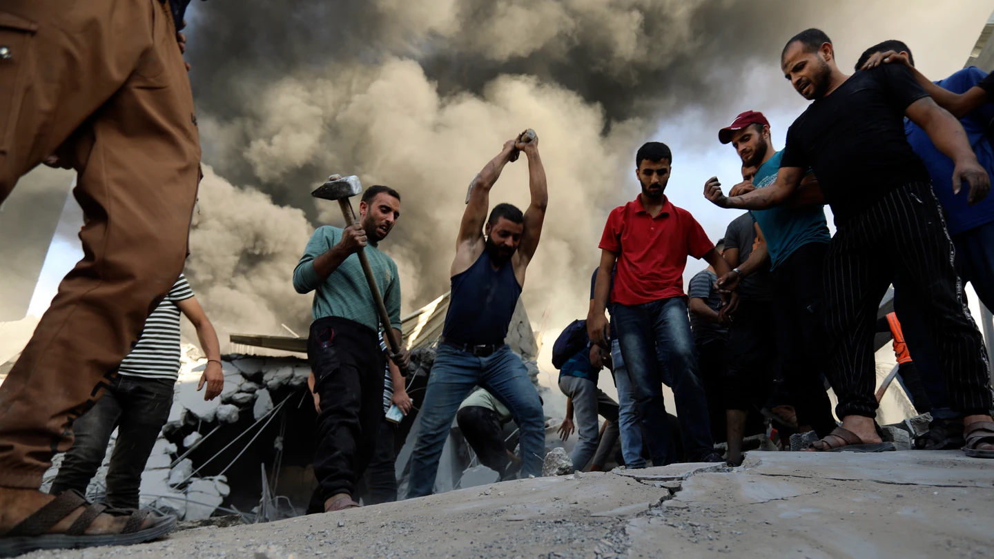 Palestinos intentan quitar escombros para rescatar a los atrapados tras ataques israelíes contra Gaza Palestinos intentan quitar escombros para rescatar a los atrapados tras ataques israelíes contra Gaza