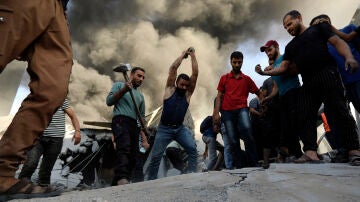 Palestinos intentan quitar escombros para rescatar a los atrapados tras ataques israelíes contra Gaza