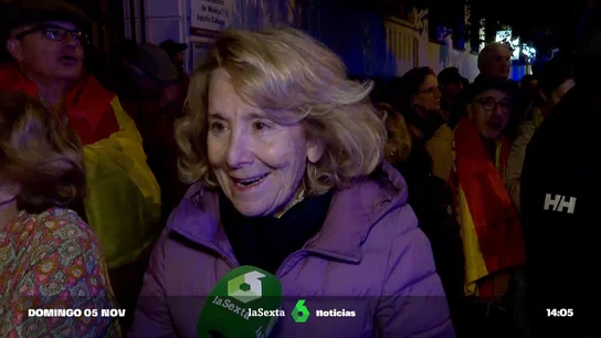 Esperanza Aguirre incita a los manifestantes en Ferraz a cortar la calle Esperanza Aguirre incita a los manifestantes en Ferraz a cortar la calle