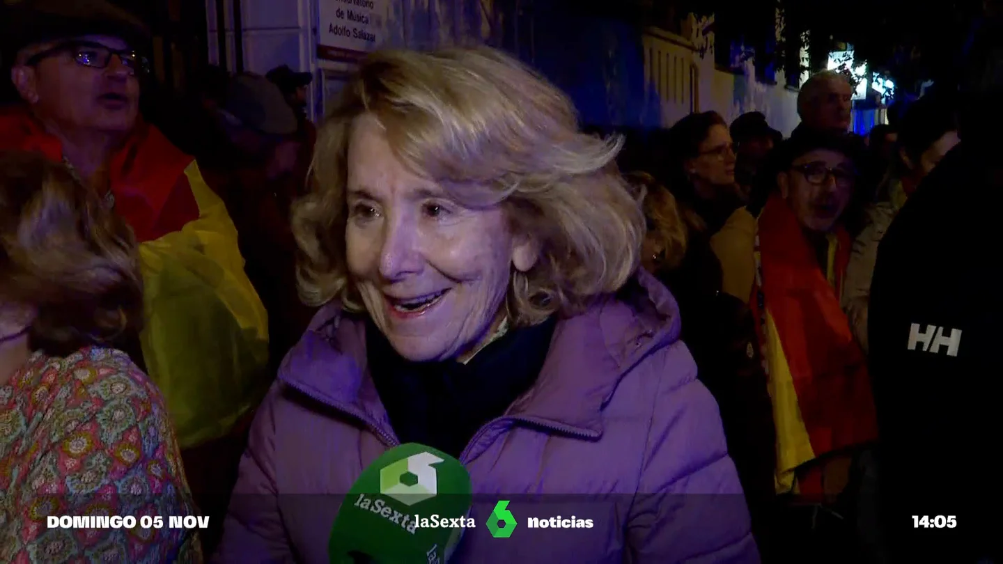 Esperanza Aguirre incita a los manifestantes en Ferraz a cortar la calle Esperanza Aguirre incita a los manifestantes en Ferraz a cortar la calle