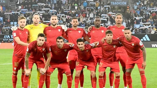 Jugadores del Sevilla ante el Celta Jugadores del Sevilla ante el Celta