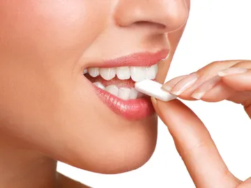 Mujer comiendo chicle Mujer comiendo chicle