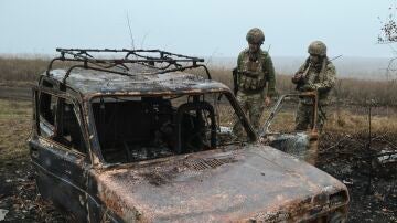 Militares ucranianos inspeccionan la antigua posición de las tropas rusas cerca de la aldea de Robotyne en la zona de Zaporiyia