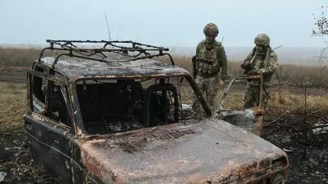 Militares ucranianos inspeccionan la antigua posición de las tropas rusas cerca de la aldea de Robotyne en la zona de Zaporiyia