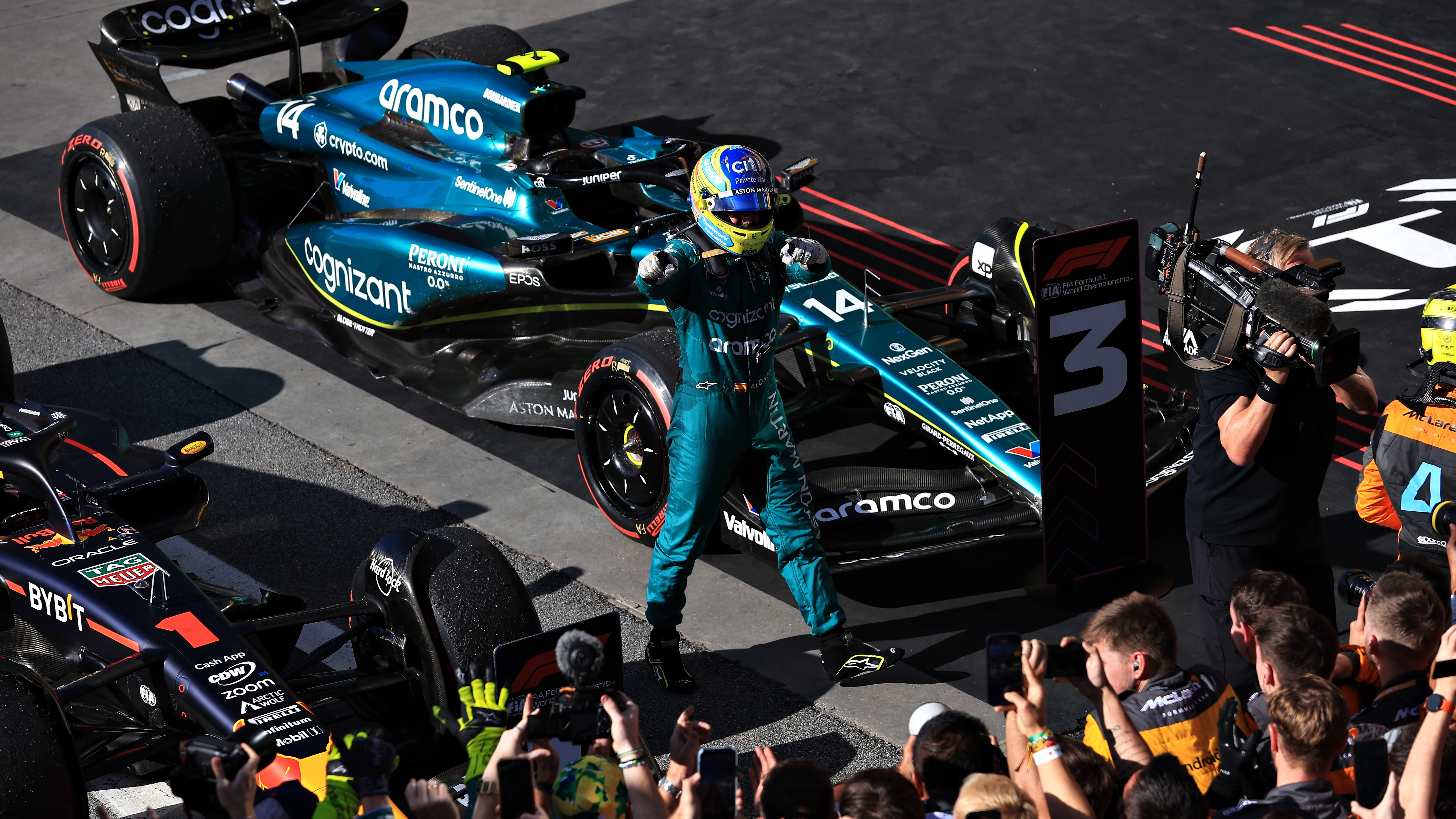 Fernando Alonso, antes del podio de Brasil