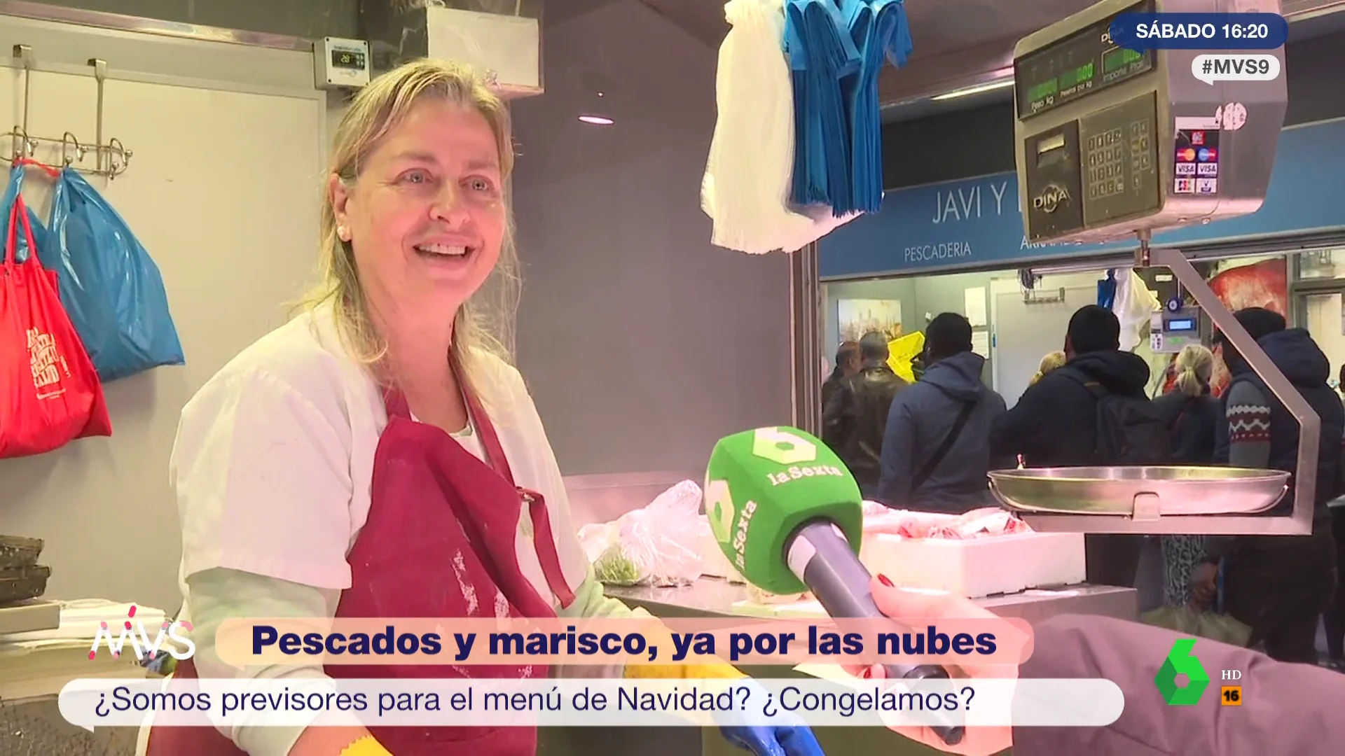 Pescadera trabajando en el mercado