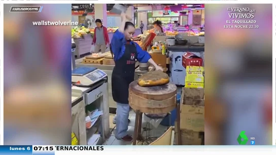 El vídeo de una china cortando jamón a machetazos que arrasa en redes: "Da mucho miedo cómo coge el cuchillo" El vídeo de una china cortando jamón a machetazos que arrasa en redes: "Da mucho miedo cómo coge el cuchillo"