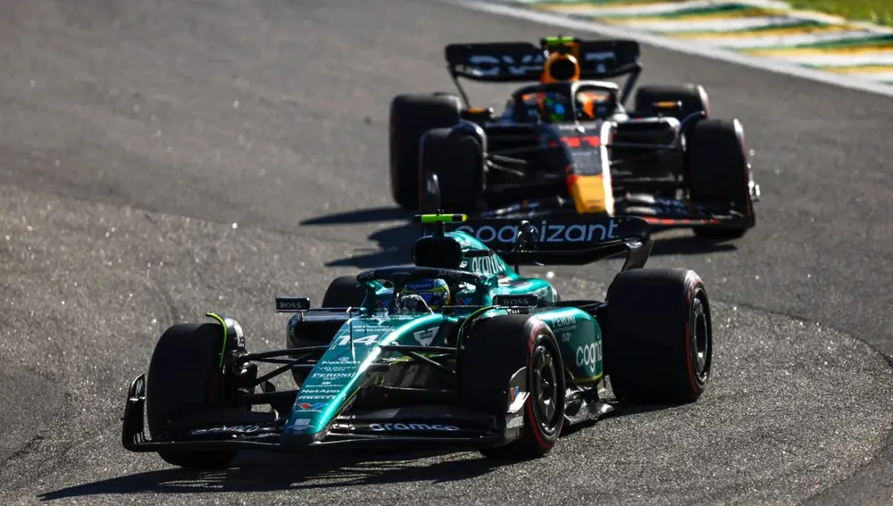 Fernando Alonso batallando con Checo Pérez en el GP de Brasil 2023