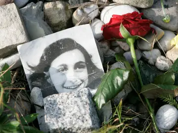 Imagen de archivo de una rosa y una foto de Ana Frank en el monumento conmemorativo del campo de concentración en Bergen-Belsen