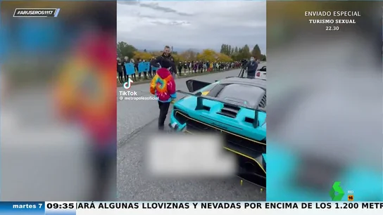 Pancartas, aplausos y un cochazo tuneado: la sorpresa que le dan a un niño al salir del cole para ir a darse la quimio Pancartas, aplausos y un cochazo tuneado: la sorpresa que le dan a un niño al salir del cole para ir a darse la quimio