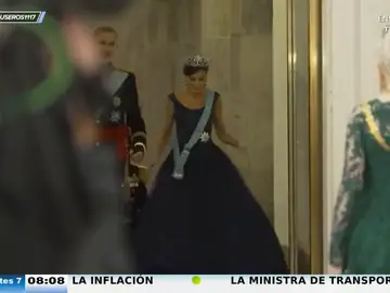 El momentazo de &quot;princesa Disney&quot; de la reina Letizia con su espectacular vestido junto al rey Felipe en Dinamarca