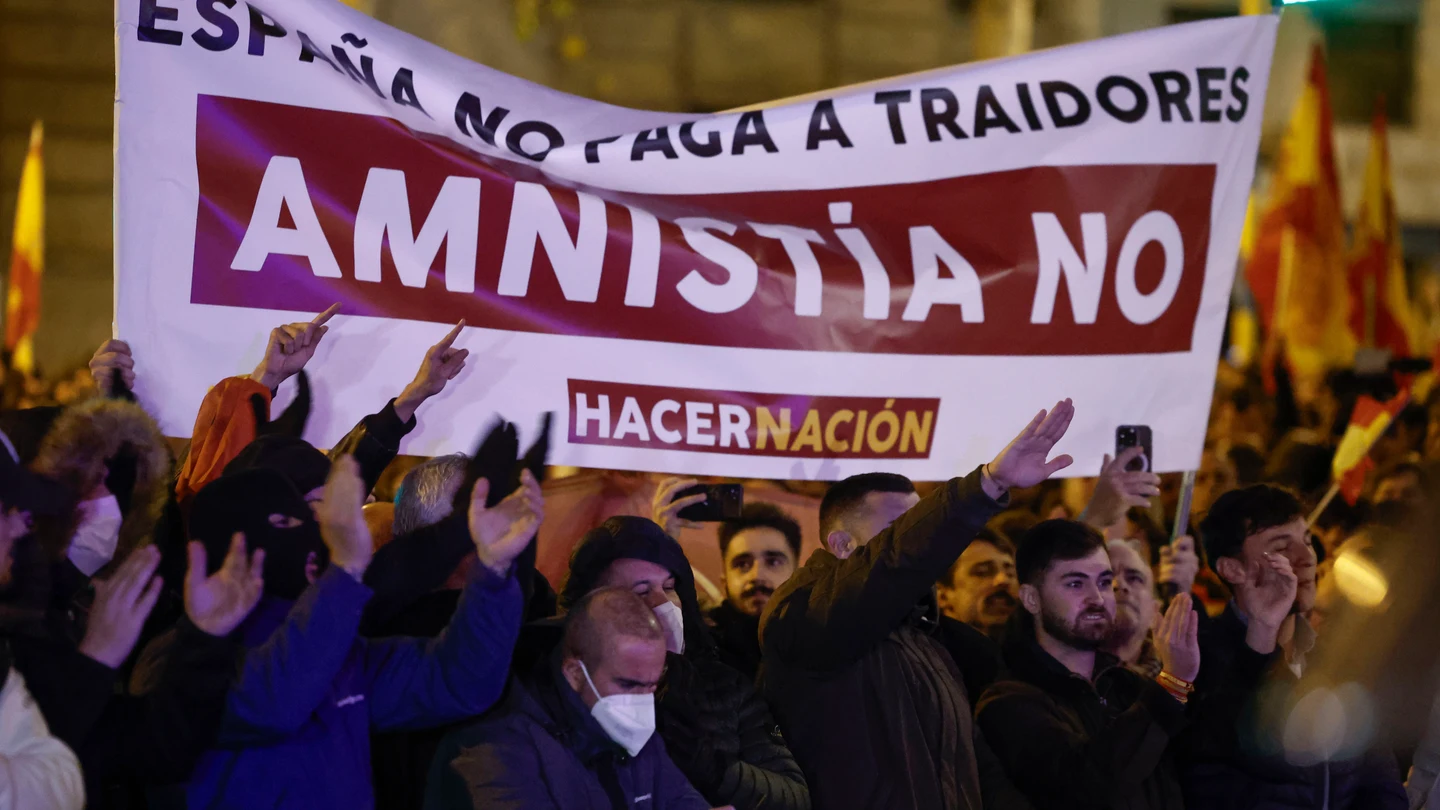 Manifestantes frente a la sede del PSOE de Ferraz contra la ley de amnistía Manifestantes frente a la sede del PSOE de Ferraz contra la ley de amnistía