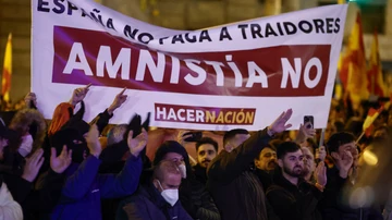 Manifestantes frente a la sede del PSOE de Ferraz contra la ley de amnistía