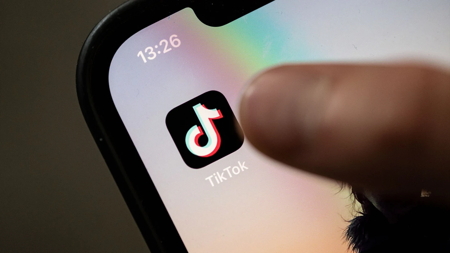 Imagen de archivo de una persona pulsando la aplicación de TikTok. Imagen de archivo de una persona pulsando la aplicación de TikTok.
