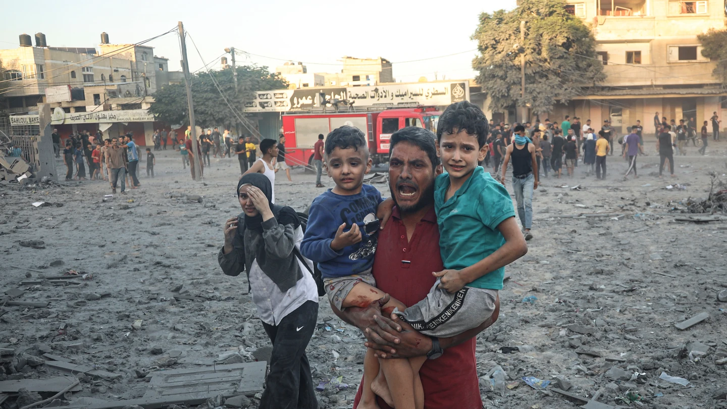 Palestinos huyen de un lugar atacado por las fuerzas de Israel en la Franja de Gaza Palestinos huyen de un lugar atacado por las fuerzas de Israel en la Franja de Gaza