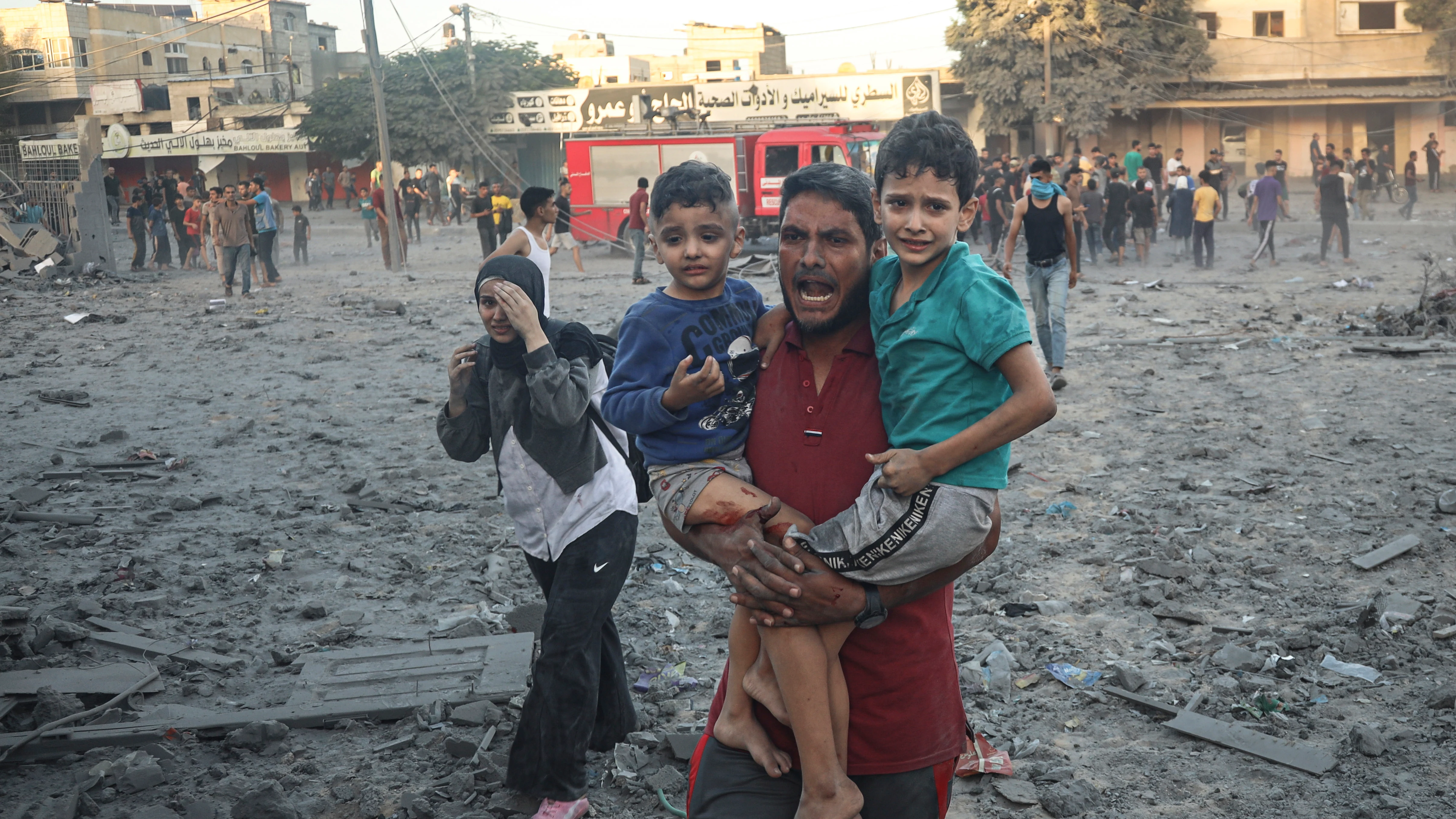 Palestinos huyen de un lugar atacado por las fuerzas de Israel en la Franja de Gaza