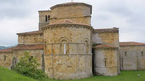 Colegiata de Santa Cruz de Castañeda Colegiata de Santa Cruz de Castañeda