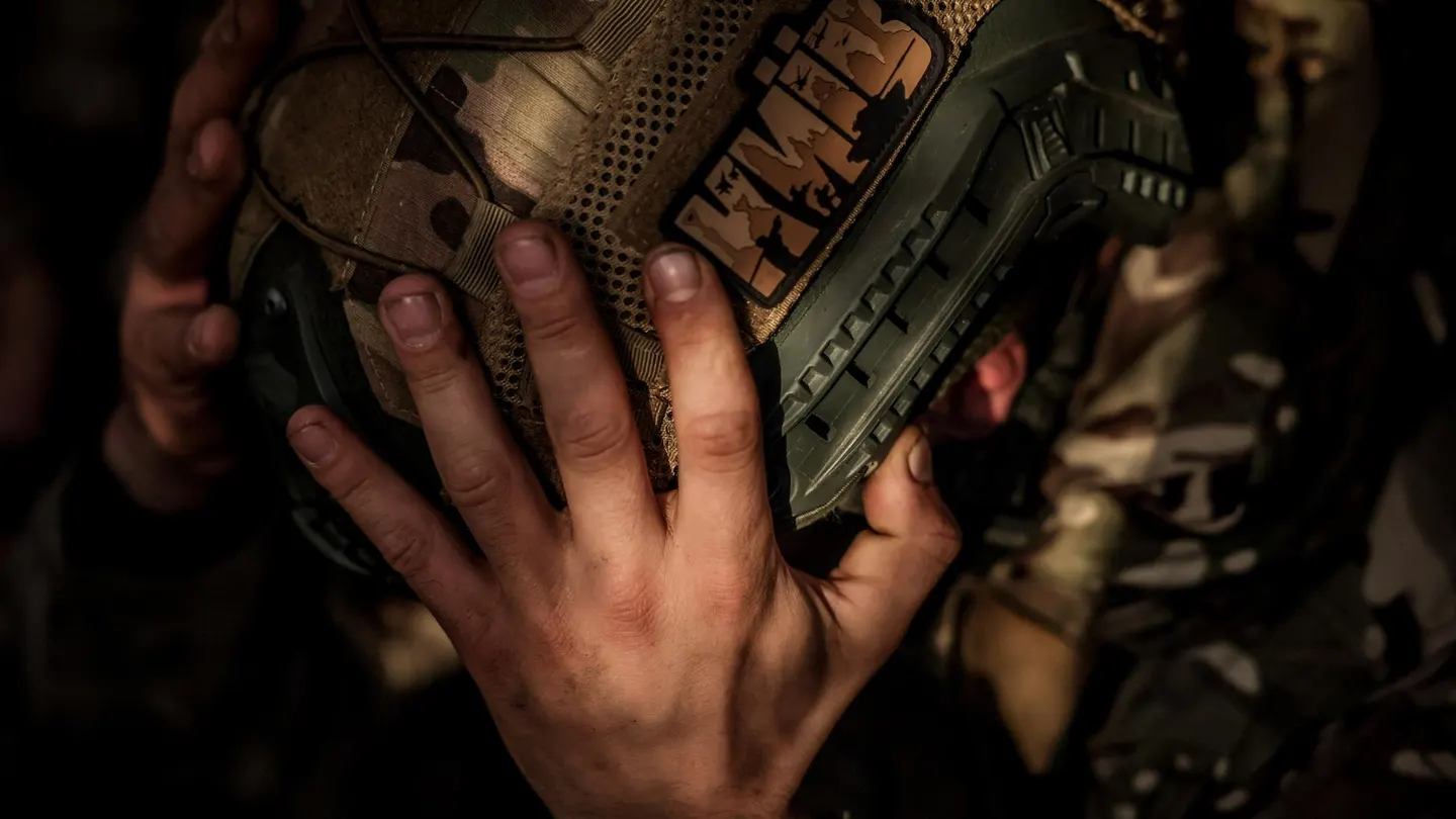 Un miembro del regimiento 14 del ejército ucraniano se pone a cubierto en el frente en Zaporiyia, Ucrania. Un miembro del regimiento 14 del ejército ucraniano se pone a cubierto en el frente en Zaporiyia, Ucrania.