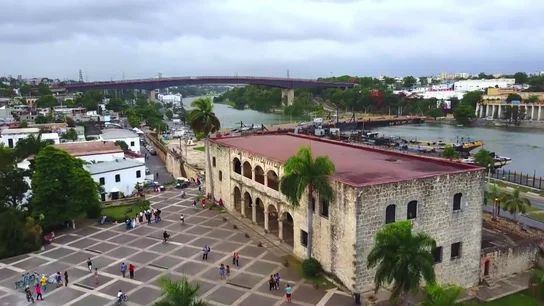 El momento que el que ofrecen a Jalis de la Serna un masaje sexual en plena calle de Santo Domingo El momento que el que ofrecen a Jalis de la Serna un masaje sexual en plena calle de Santo Domingo