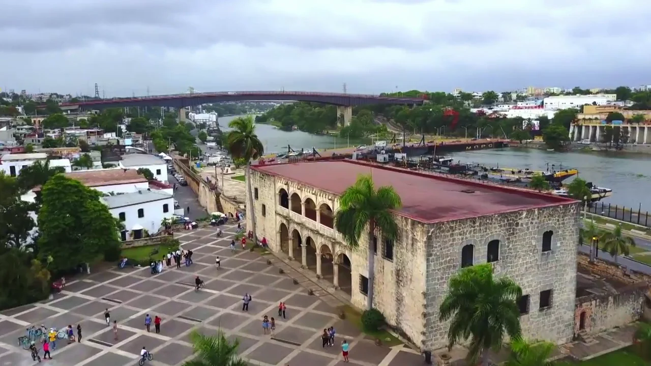 El momento que el que ofrecen a Jalis de la Serna un masaje sexual en plena calle de Santo Domingo