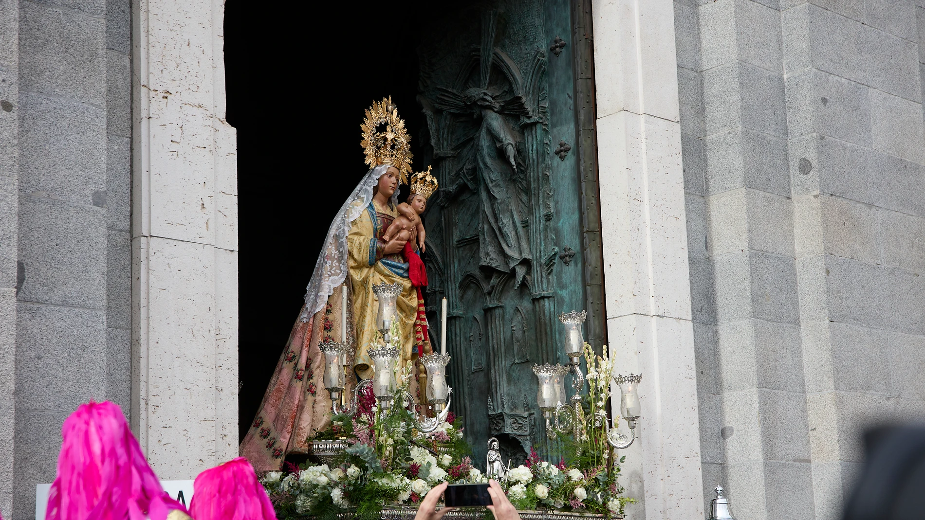 La Virgen de la Almudena a su salida de la Catedral para la procesión con motivo del Día de la Virgen de la Almudena