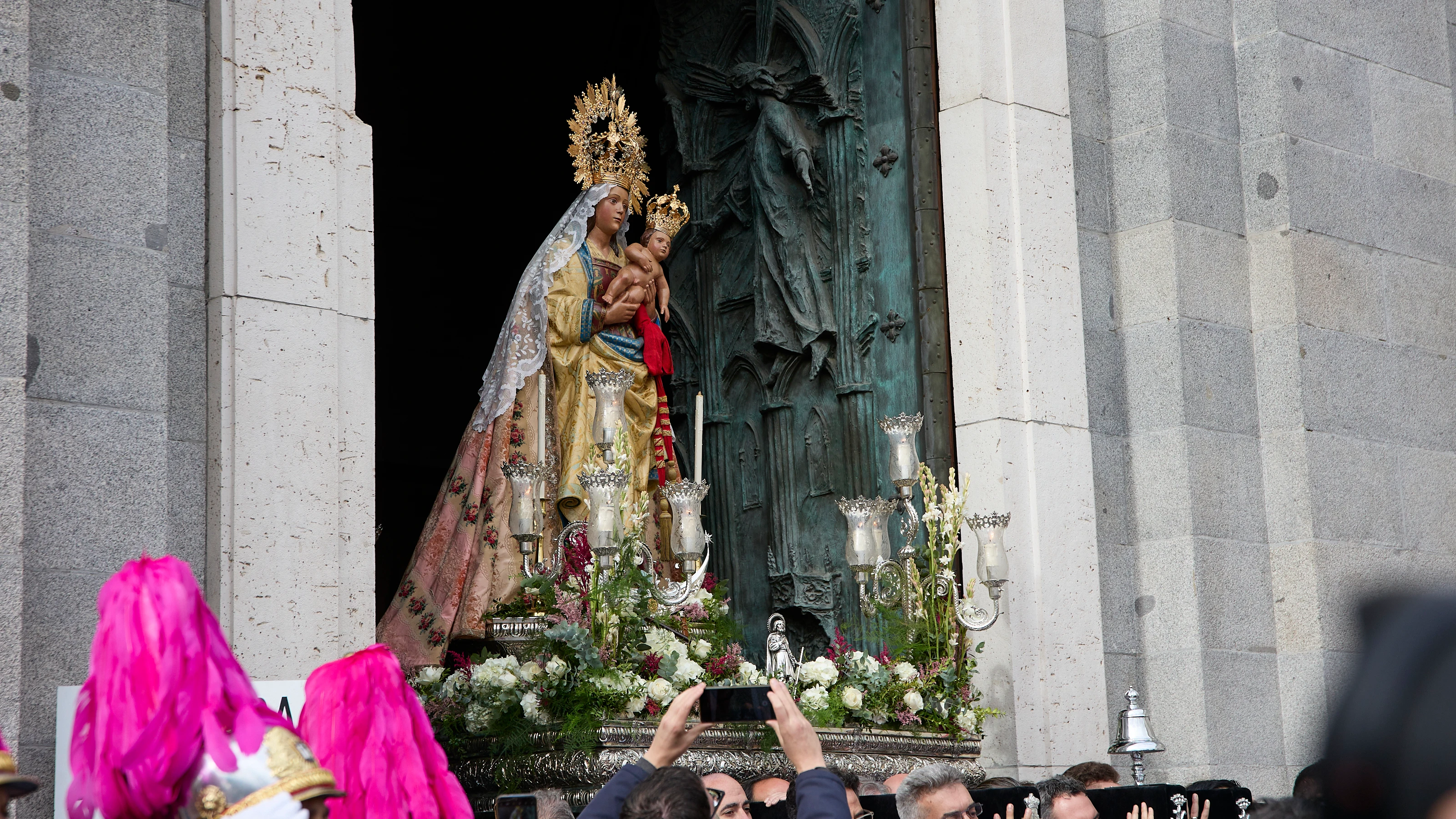 La Virgen de la Almudena a su salida de la Catedral para la procesión con motivo del Día de la Virgen de la Almudena