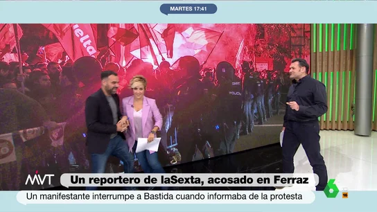 Cristina Pardo recrea con Javier Bastida el acoso que vivió en la protesta de ultraderecha: "¡Otegi a la cárcel!" Javier Bastida explica en este vídeo de Más Vale Tarde cómo vivió el acoso de un manifestante de la protesta de ultraderecha frente a la sede del PSOE en Ferraz y recrea el momento en el que este le agarraba y gritaba junto a Cristina Pardo.