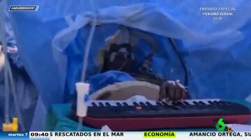 El impactante vídeo del paciente que toca el piano mientras le están operando de un tumor cerebral