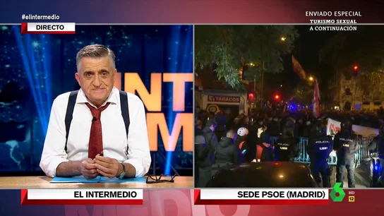 Wyoming, tajante sobre las manifestaciones en la sede del PSOE: "Ahora gritan con Rivera sí, siempre que sea Primo de Rivera "Ya veis cómo cambia la historia, la última vez que se vio tanta gente a las puertas de la sede del PSOE chillando su descontento gritaban 'con Rivera no'", recuerda Wyoming en este vídeo tras hablar con Javier Bastida desde Ferraz.