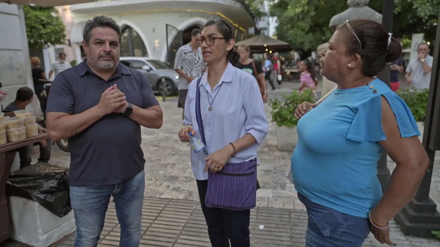 El repugnante "catálogo" de mujeres que ofrecen a los turistas en Santo Domingo: "Muchos pagan más por un niña" El repugnante "catálogo" de mujeres que ofrecen a los turistas en Santo Domingo: "Muchos pagan más por un niña"