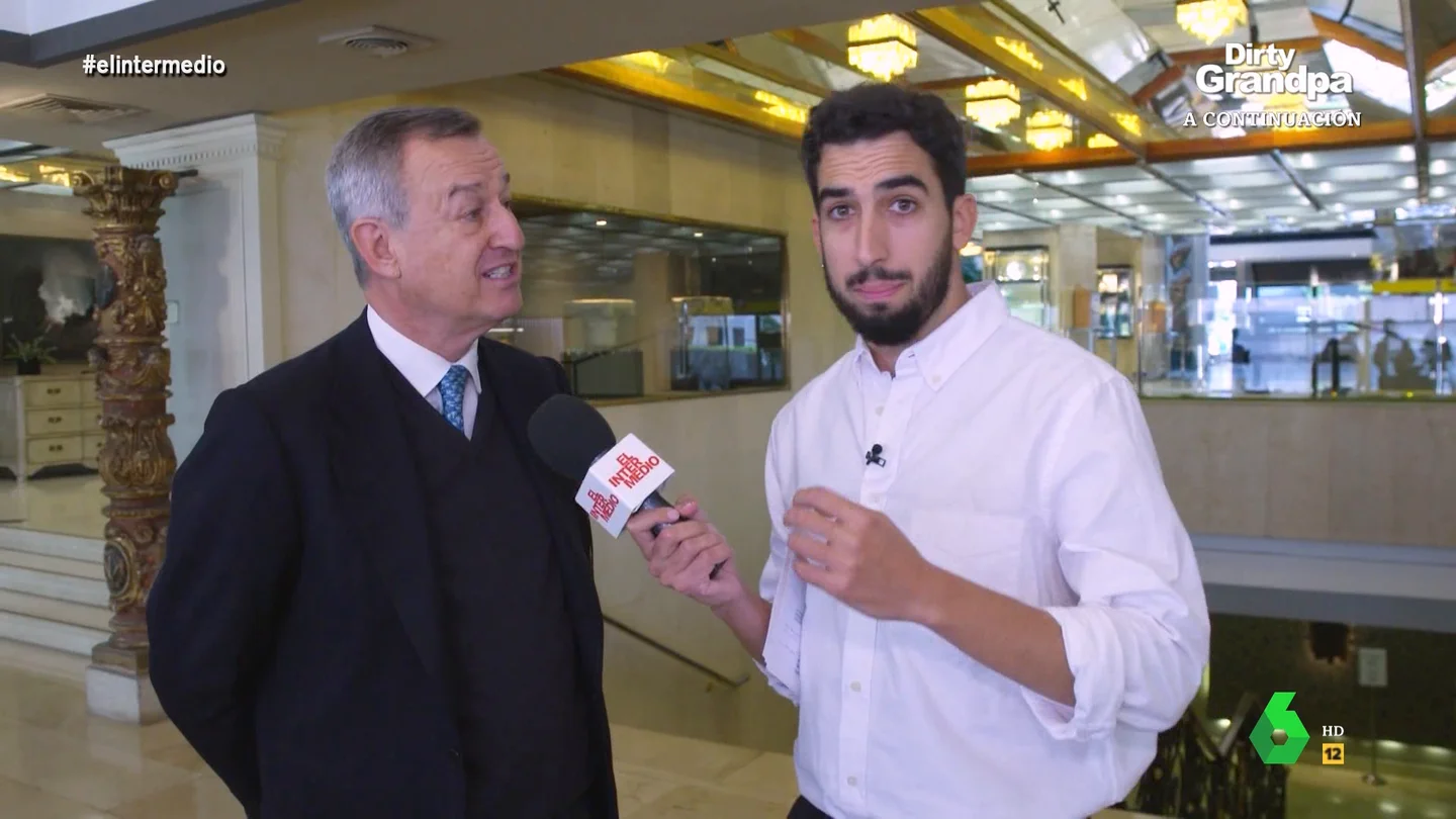 El CEO del Banco Sabadell intenta 'vender' sus productos a Isma Juárez: ¿Eres de los que tiene la hipoteca fija al 2%? Isma Juárez tiene la oportunidad de hablar con el consejero delegado del Banco Sabadell, César González-Bueno, en una divertida entrevista donde el reportero de El Intermedio le pregunta con cuánto dinero podría vivir al mes.