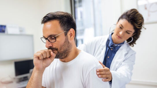 Un m&eacute;dico explica las vacunas que deber&iacute;an ponerse los pacientes con EPOC para evitar ingresos y complicaciones