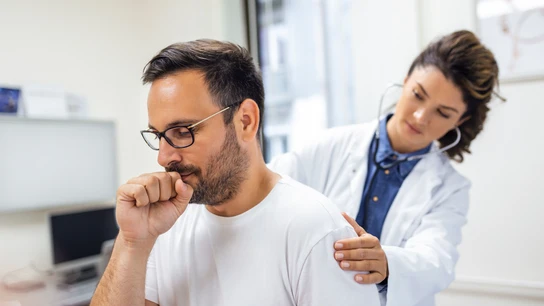 Un médico explica las vacunas que deberían ponerse los pacientes con EPOC para evitar ingresos y complicaciones Un médico explica las vacunas que deberían ponerse los pacientes con EPOC para evitar ingresos y complicaciones