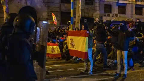 PP y Vox tensionan la calle con un acuerdo de amnistía que sigue sin cerrarse entre el PSOE y Junts PP y Vox tensionan la calle con un acuerdo de amnistía que sigue sin cerrarse entre el PSOE y Junts
