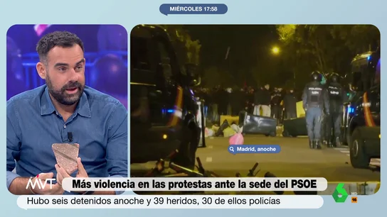 Javier Bastida muestra el adoquín que le lanzaron en Ferraz "Con esto matas a alguien", apunta en este vídeo de Más Vale Tarde Beatriz de Vicente al ver el trozo de adoquín que unos manifestantes lanzaron a Javier Bastida mientras informaba de las protestas en la sede del PSOE de la calle Ferraz.