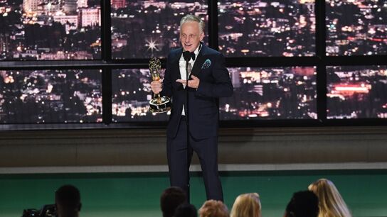 Mike White recogiendo uno de los cinco Premios Emmy que se llev&oacute; 'The White Lotus' en 2022.