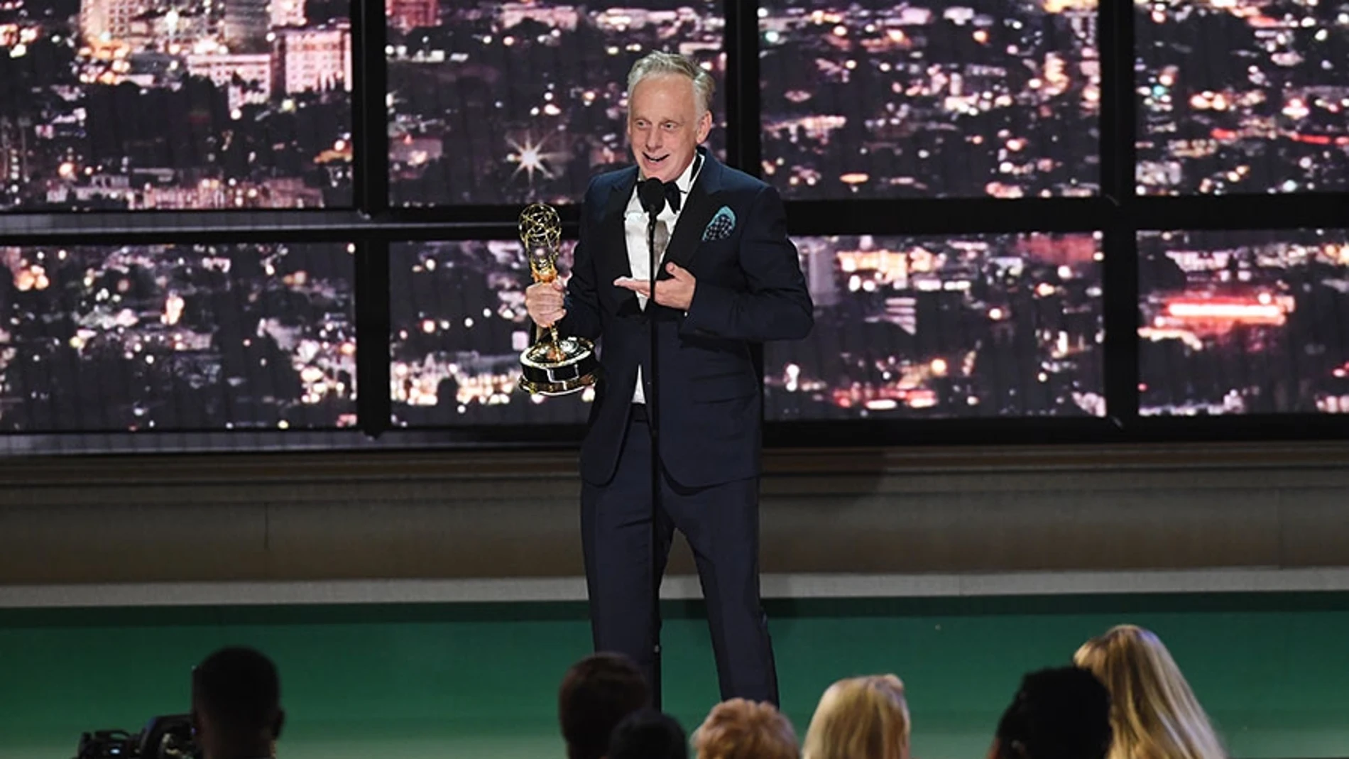 Mike White recogiendo uno de los cinco Premios Emmy que se llevó &#39;The White Lotus&#39; en 2022.