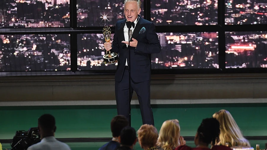 Mike White recogiendo uno de los cinco Premios Emmy que se llevó 'The White Lotus' en 2022.