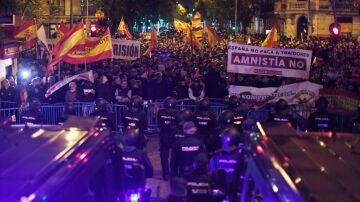 Protestas ante la sede del PSOE en Ferraz, Madrid